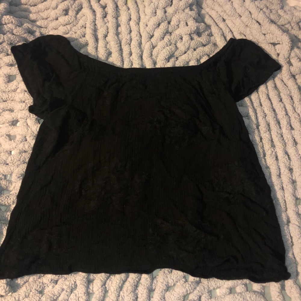 Off the shoulder flower embroidered top’